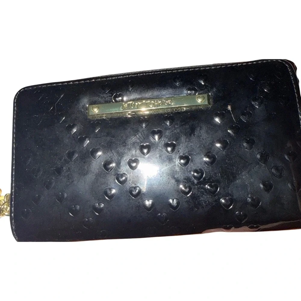 Betsey Johnson Heart Embossed Patent Leather Zip Around Wristlet Womens Black EX